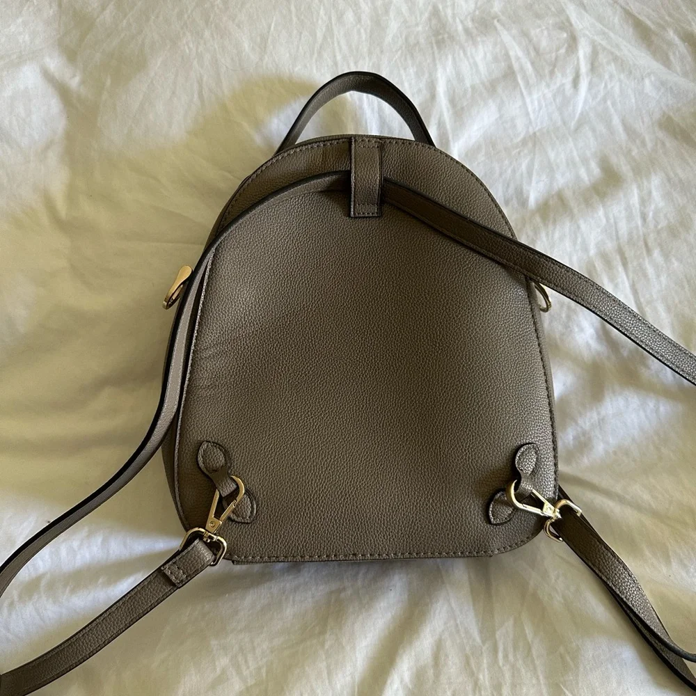 Adjustable strap backpack - Picture 2 of 4